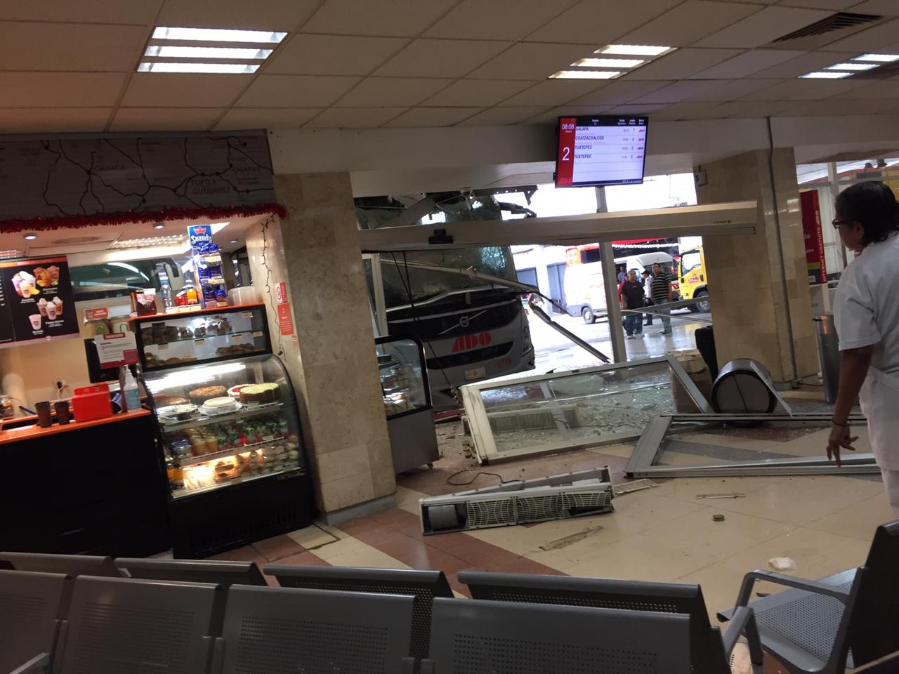 Se impacta ADO en sala de espera de terminal de Veracruz