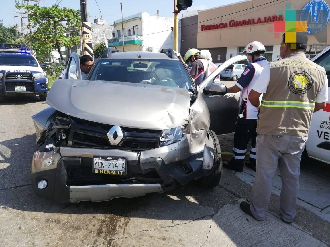 Una persona lesionada deja accidente entre dos automóviles en el centro de Coatzacoalcos