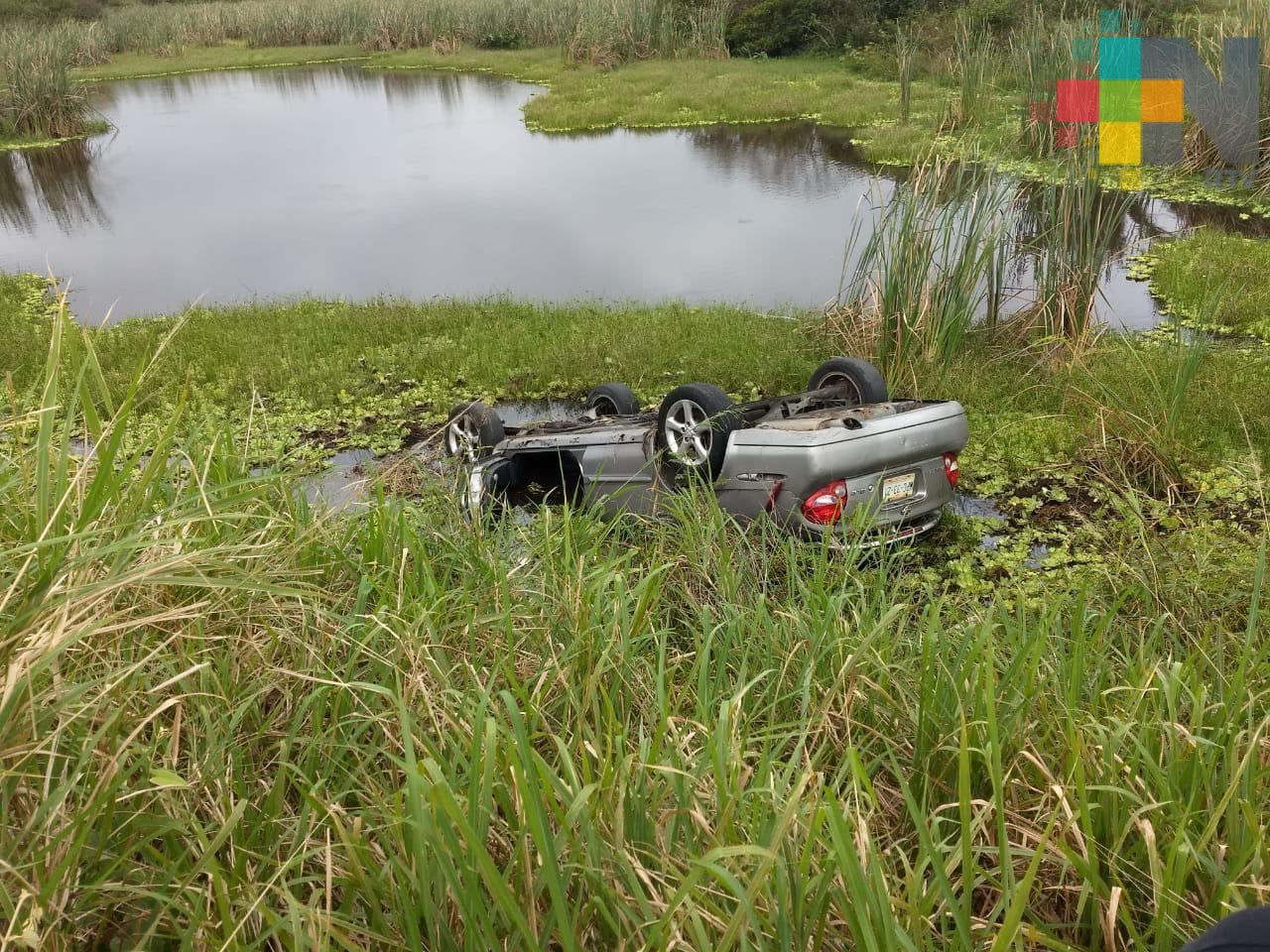 Sacan automóvil de pantano, volcado el martes por exceso de velocidad