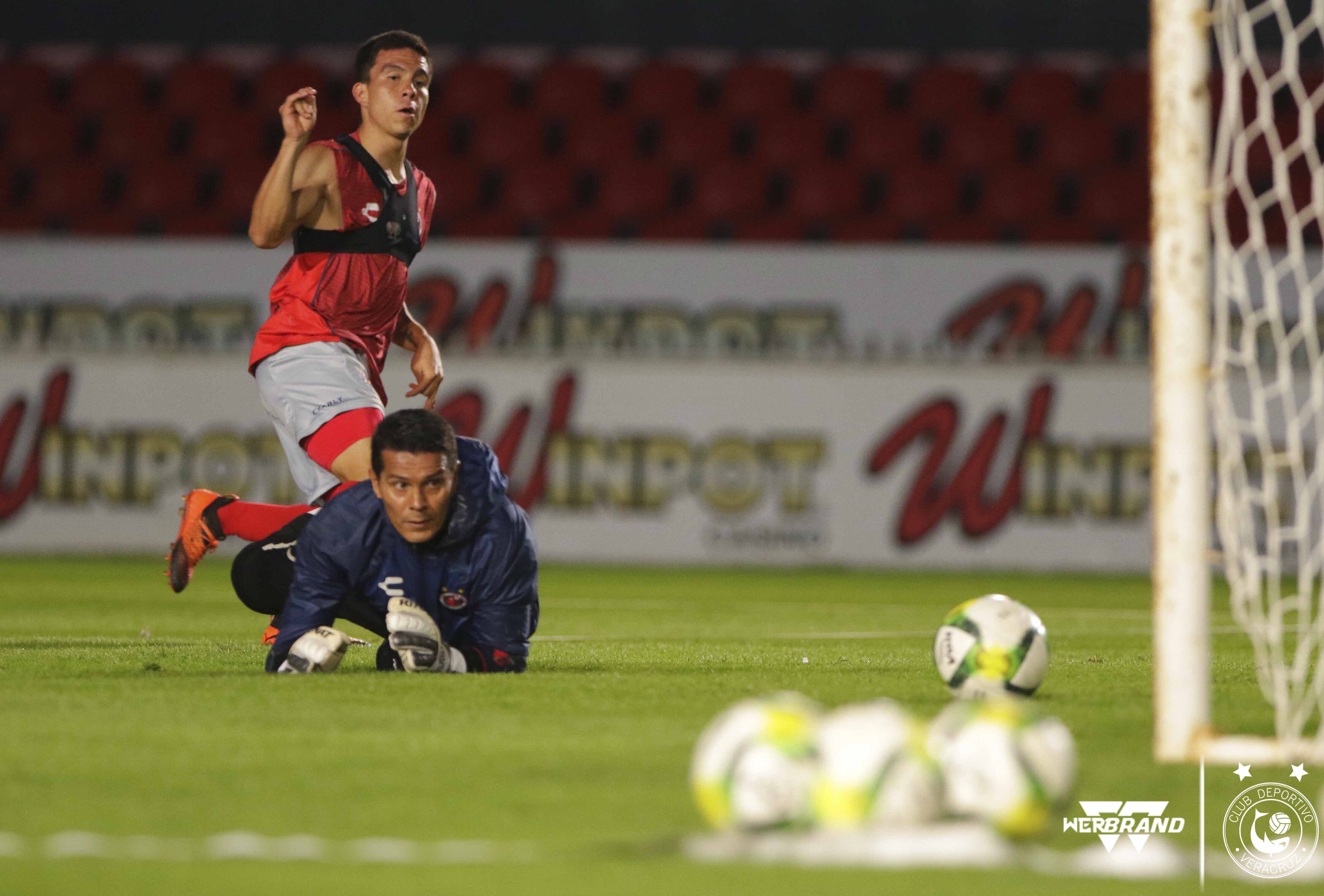 Tiburones analizan a Lobos BUAP y definen estrategia