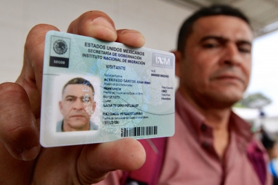 Entregan en Chiapas las primeras tarjetas de visita a migrantes