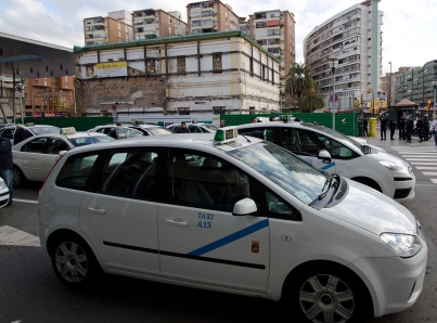 Sigue huelga de taxistas en Barcelona y los de Madrid anuncian paro