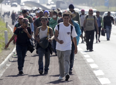 Caravana de migrantes hondureños avanza hacia la capital guatemalteca