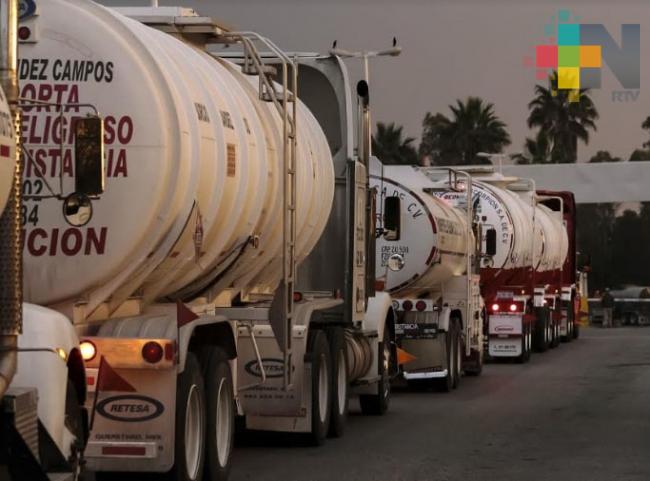 Gobierno compra 571 pipas para regularizar abasto de combustible: López Obrador