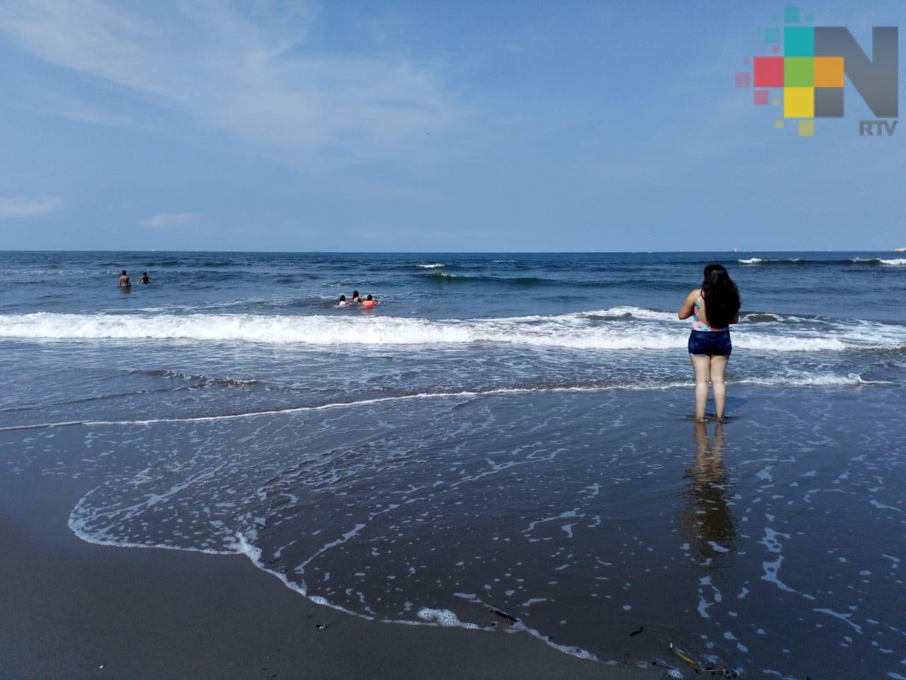 Turistas aprovechan últimos días de descanso para acudir a playas de Coatzacoalcos