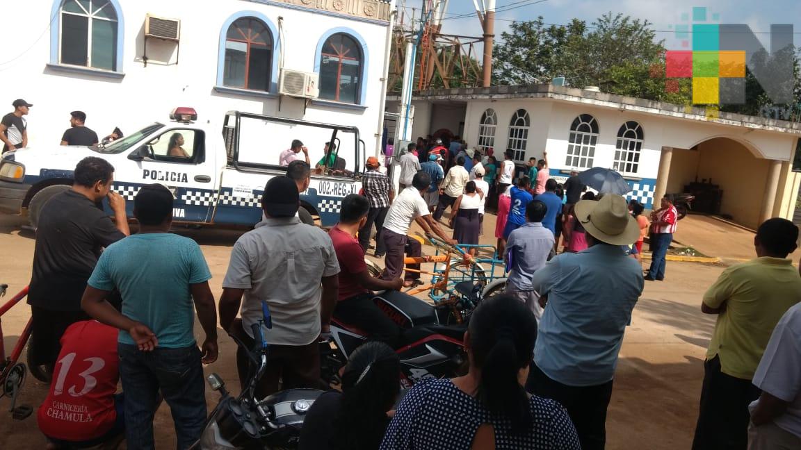 Piden destitución de comandante de la Policía municipal de Pajapan