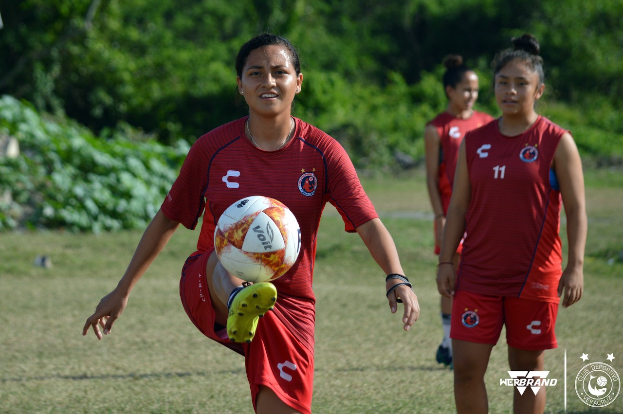 Tiburones Rojos femenil a tono para enfrentar a Pumas
