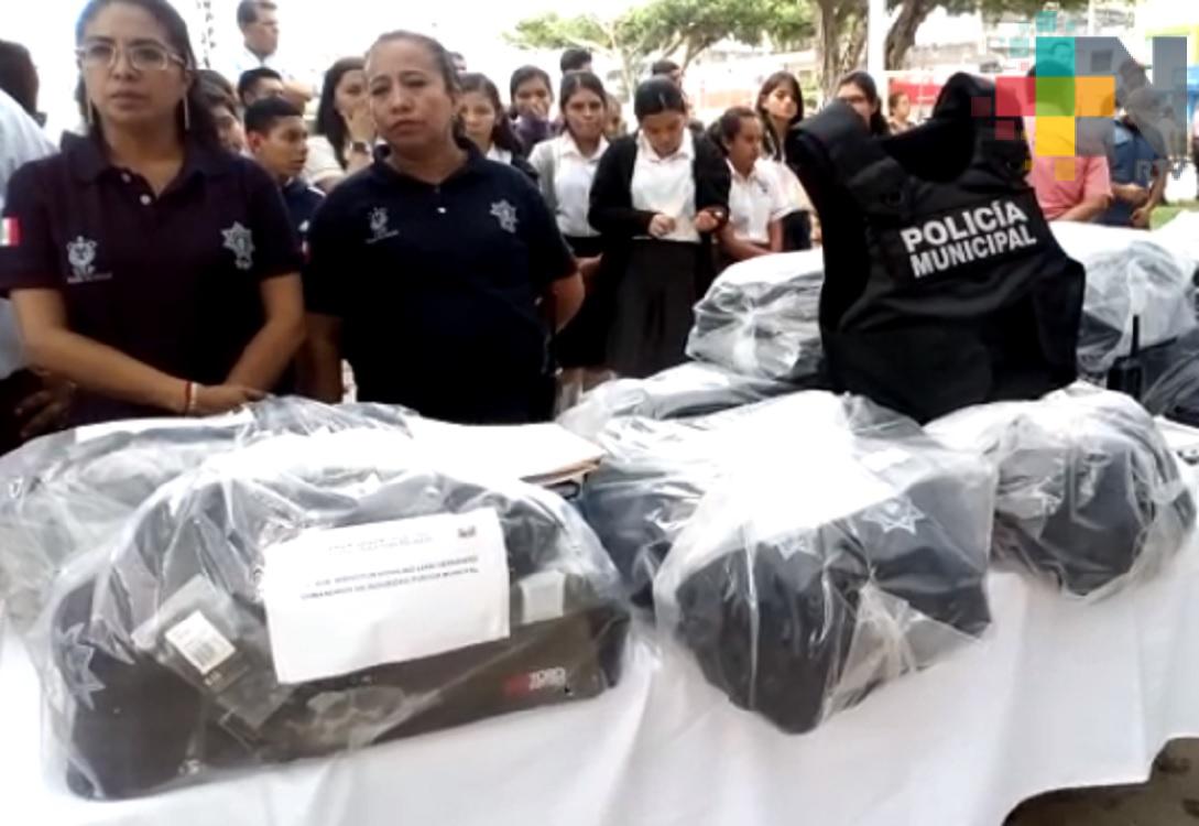 Reciben equipo y uniformes elementos de Seguridad Pública de Agua Dulce