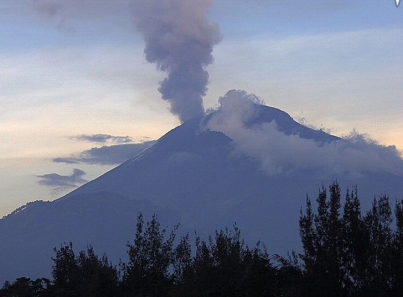 Volcán Popocatépetl emite nueva columna eruptiva con contenido de ceniza 