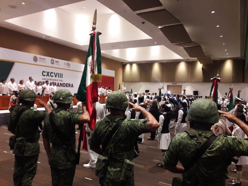 Encabezó Gobernador de Veracruz acto del Día de la Bandera