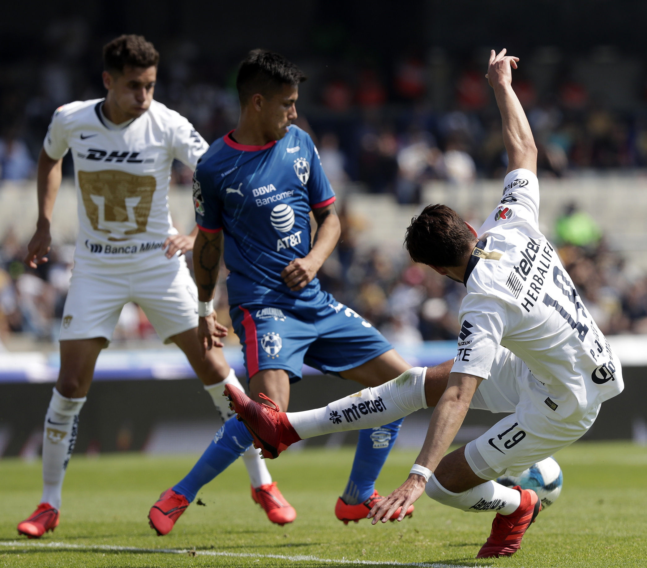 Pumas saca el orgullo y con 10 hombres empata frente a Monterrey