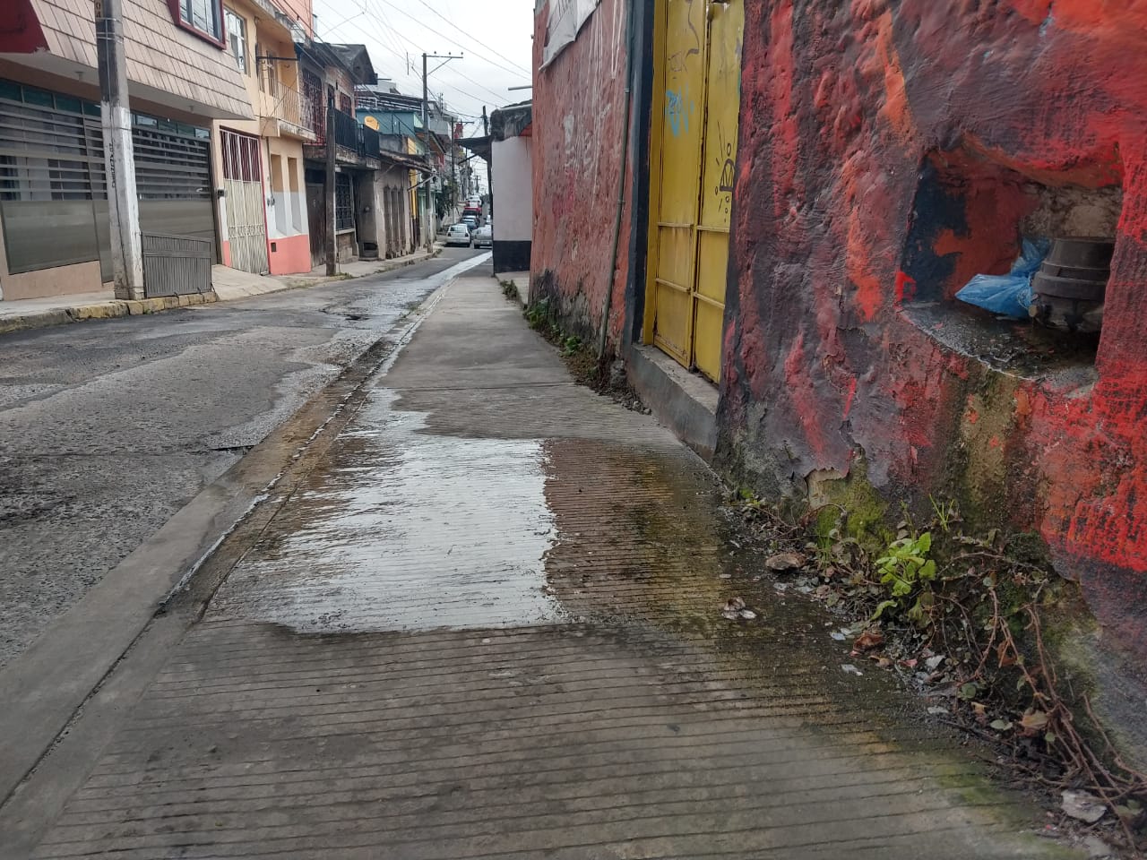 Reportan fuga de agua en Aldama