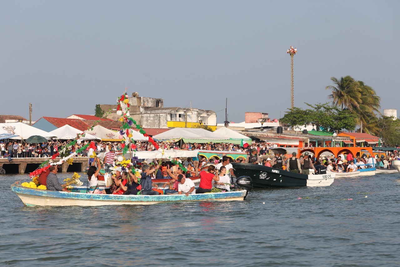 Apoteósico paseo de la Virgen de la Candelaria por el río Papaloapan