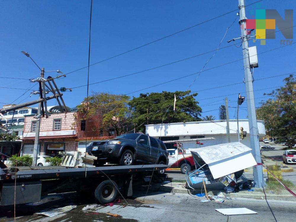 Accidente en Coatzacoalcos deja dos lesionados y una colonia sin servicio de luz