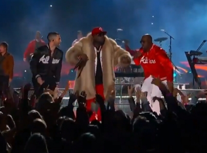 Adam Lavine y Maroon 5 animan breve medio tiempo de Super Bowl LIII