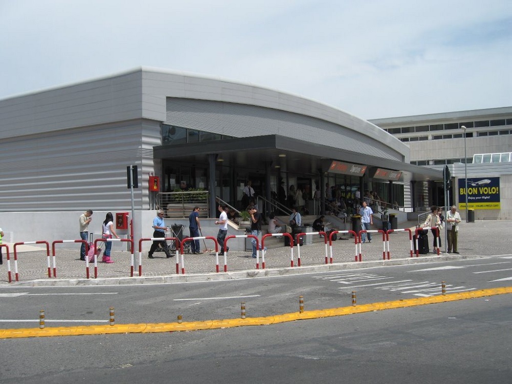 Aeropuerto Ciampimo de Roma cierra por hallazgo de bombas