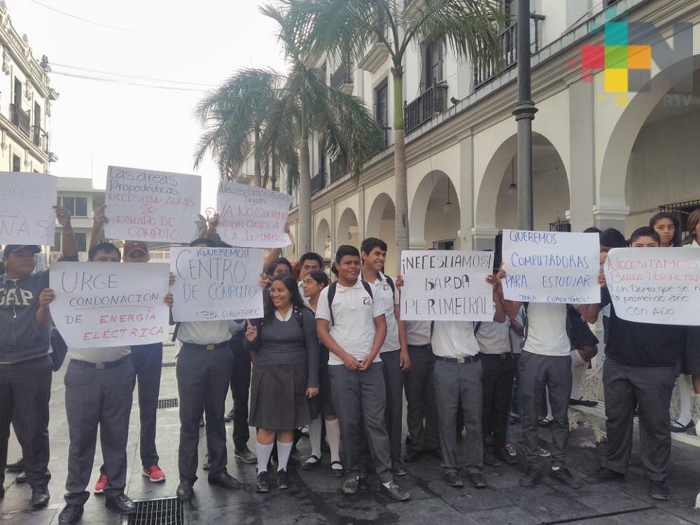 Alumnos y docentes piden apoyo para construir aulas en telebachillerato de Veracruz puerto