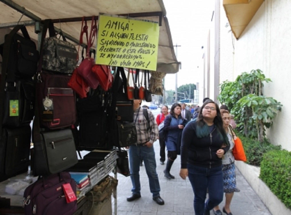 Ofrecen comerciantes ambulantes ayuda a mujeres que sufren acoso