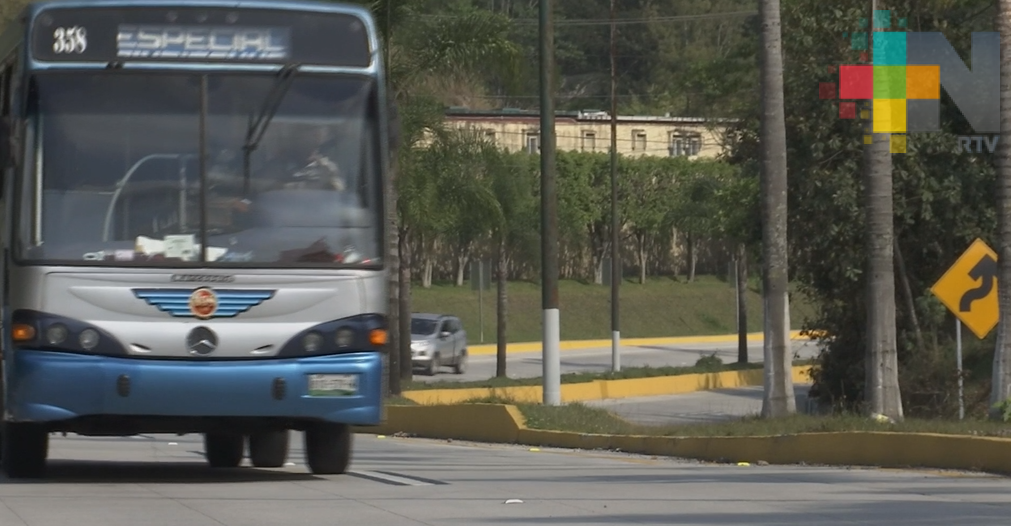 Impacta camión de volteo con barda en la carretera Xalapa-Coatepec
