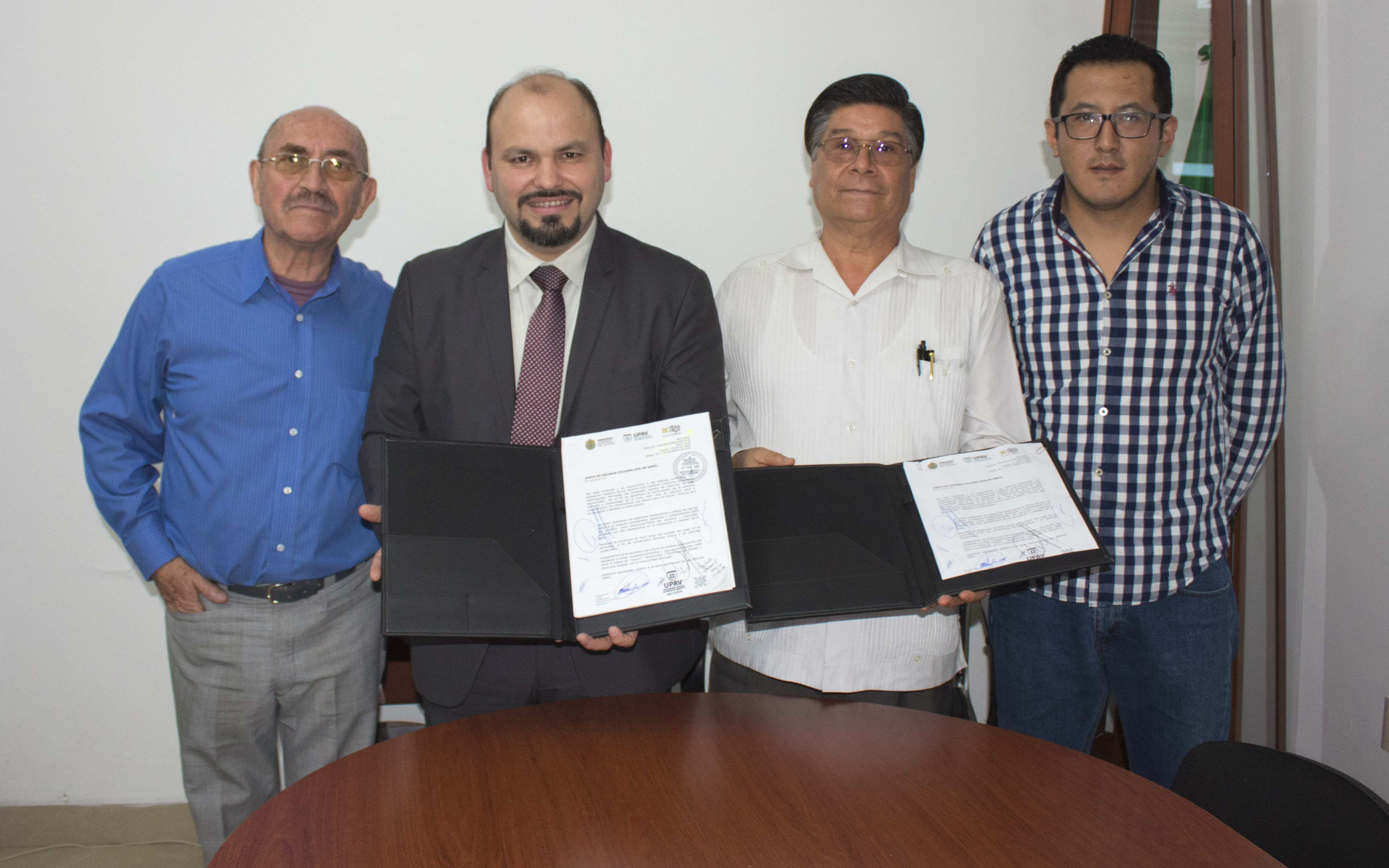 Firma UPAV convenio con vecinos de Casa Veracruz