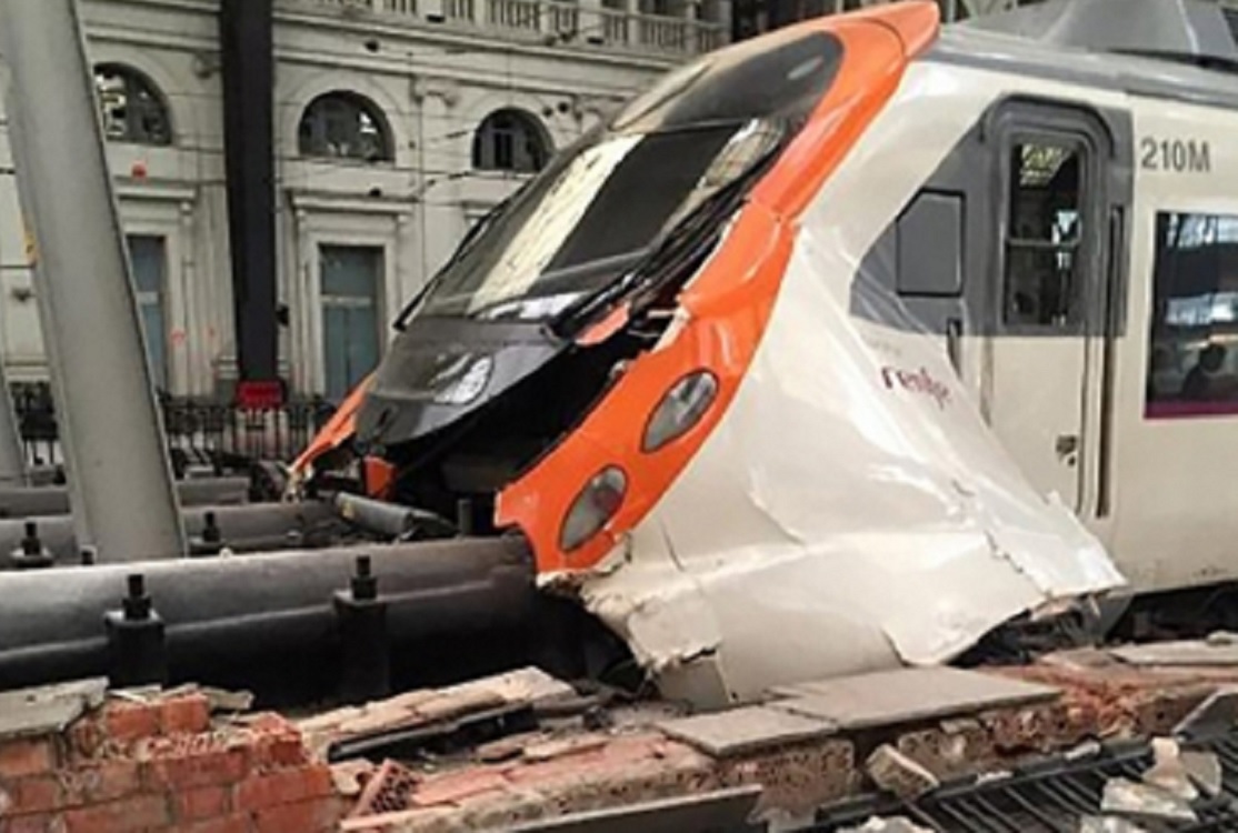 Choque de dos trenes en Barcelona deja un muerto y decenas de heridos
