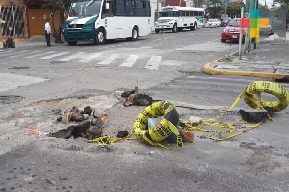 Vecinos solicitan reparen hundimiento en calle de Veracruz