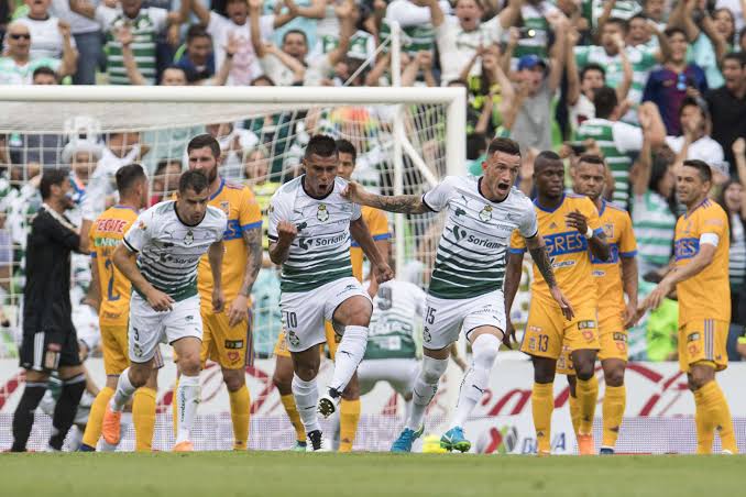 Tigres vence 2-1 a Santos y logra primer triunfo como local