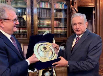 Nombran a López Obrador embajador del beisbol en el mundo