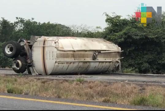 Paralizada la autopista Cosoleacaque-La Tinaja por volcadura de trailer con combustible