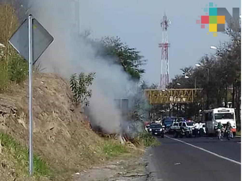Reportan incendio de pastizal en carretera Xalapa-Veracruz