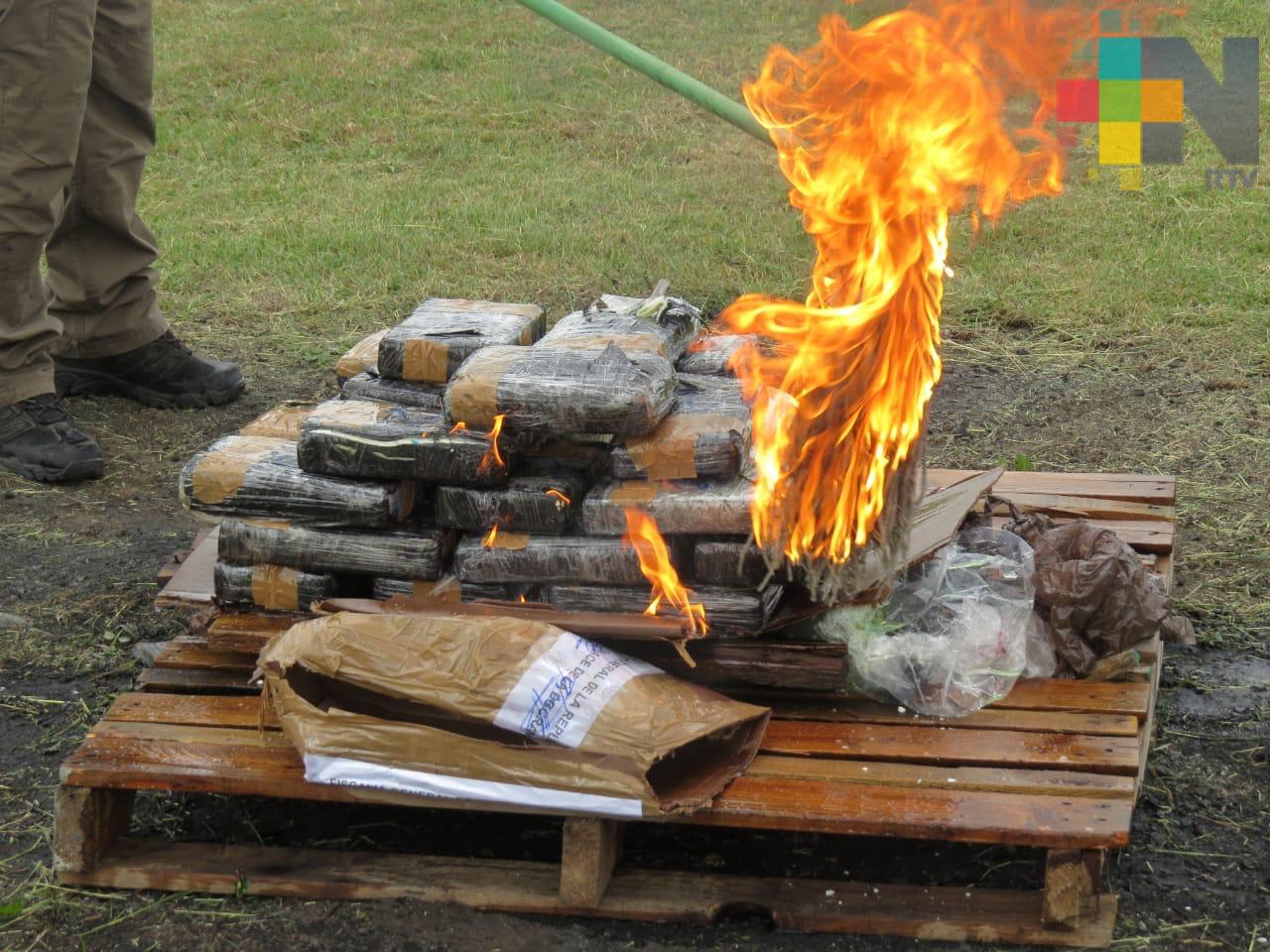 Incinera FGR cocaína asegurada dentro de buque en Tuxpan