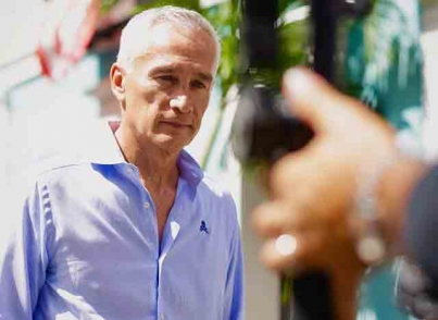 Periodista Jorge Ramos y su equipo salen de Caracas tras su deportación