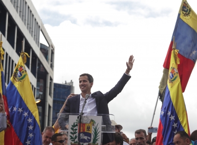 Guaidó encabeza caravana y anuncia más ayuda humanitaria desde Miami