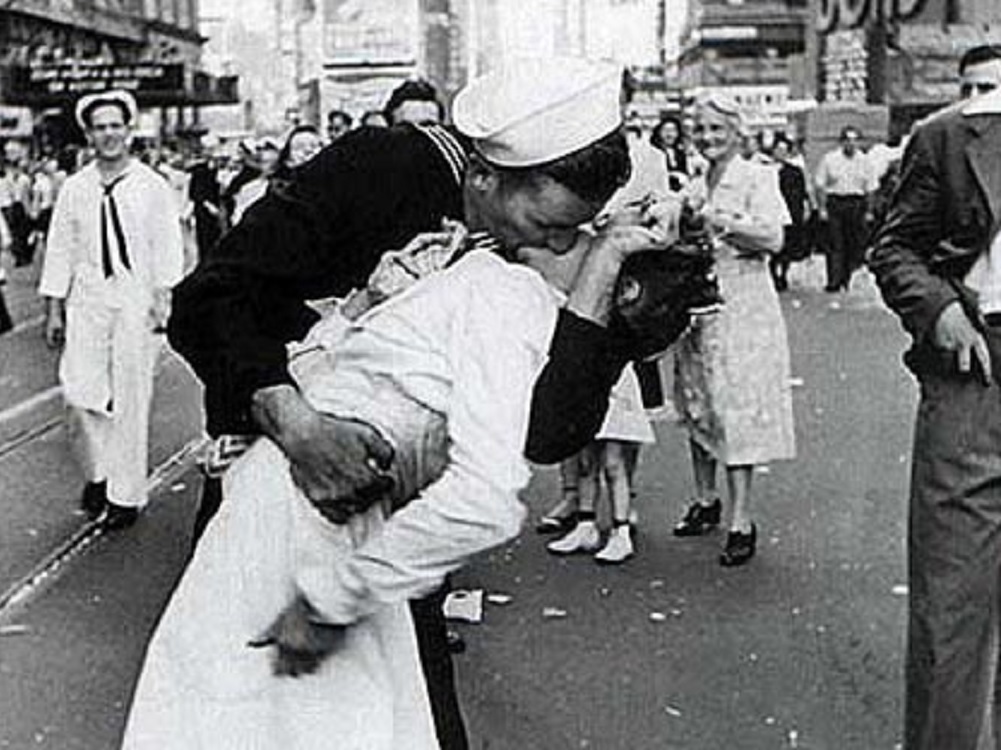 Muere marinero de famosa foto besando a enfermera en Time Square 1945