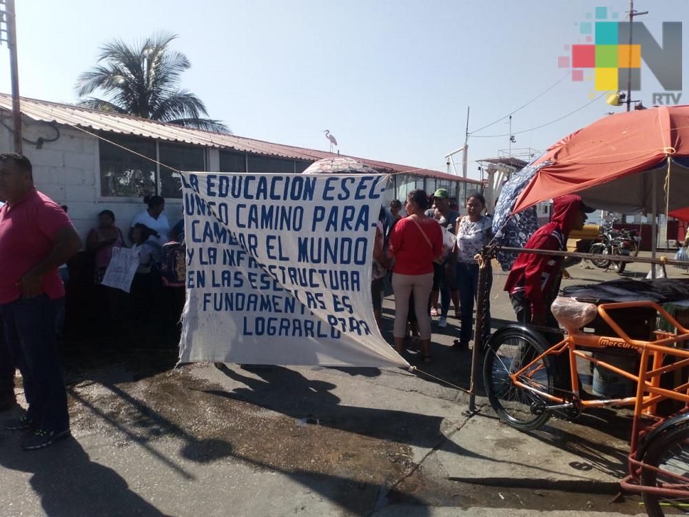Padres de familia bloquean acceso a servicio de transbordadores en Coatzacoalcos