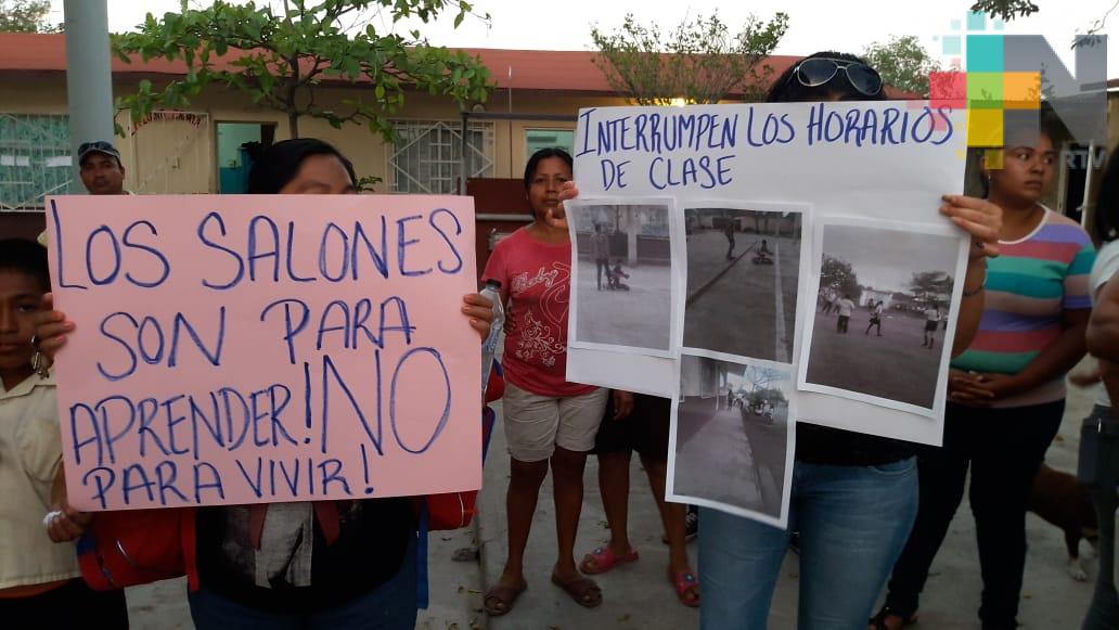 Personas viven en aulas de primaria, denuncian padres de familia