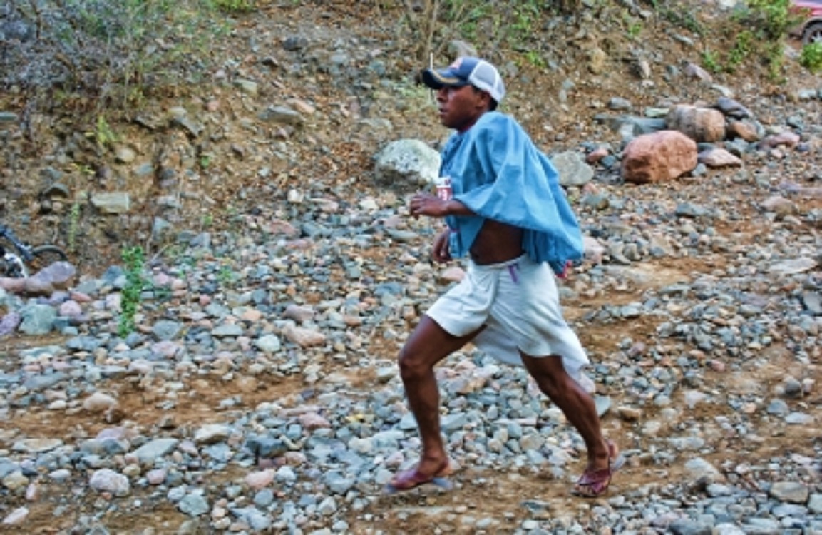 Tres rarámuris buscan ganar el Medio Maratón de Guadalajara