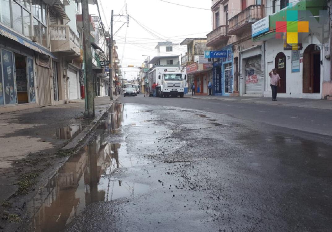 Reportan fuga de agua en calle de Veracruz Puerto