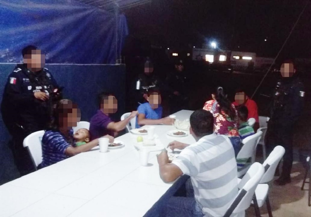 Rescatan a 16 migrantes tras accidente automovilístico en tramo carretero Moloacán-Cuichapa