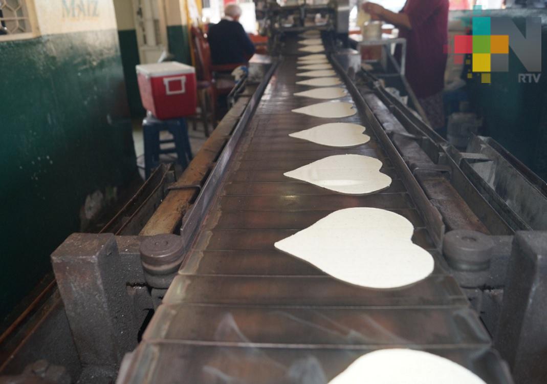 Con motivo del Día del Amor y la Amistad se venden tortillas en forma de corazón