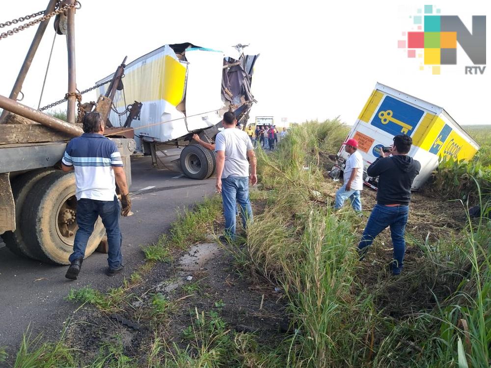 Tráiler de la empresa Coppel se accidenta en carretera Coatzacoalcos – Minatitlán