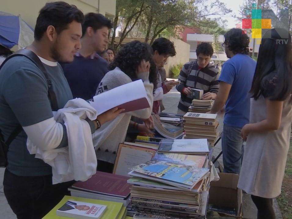 Llevan a cabo trueque de libros en la Facultad de Biología de la UV