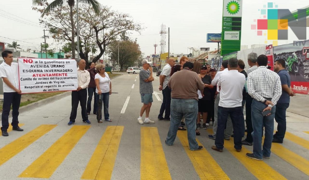 Vecinos bloquean avenida Urano en Boca del Río, están en contra de gasolinera