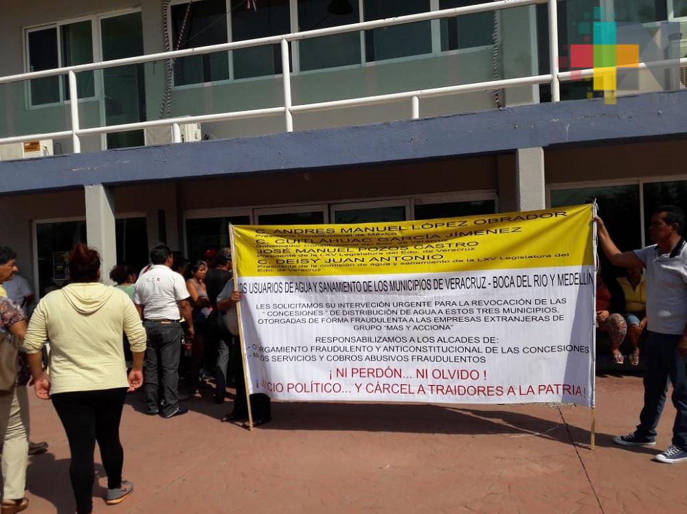 Colonos piden regularización del servicio de agua en Medellín de Bravo