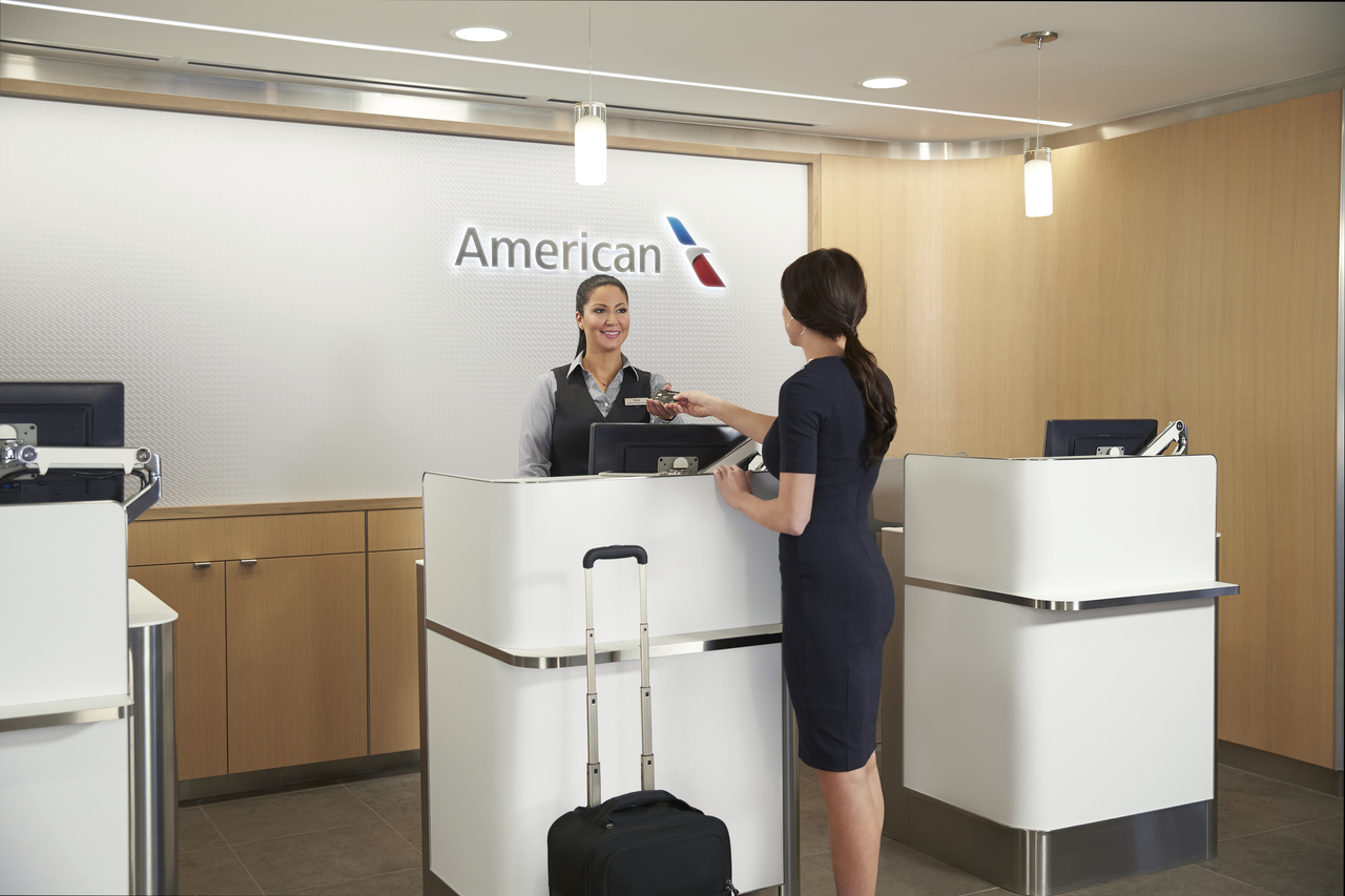 American Airlines dejará de aceptar efectivo en diez aeropuertos de México