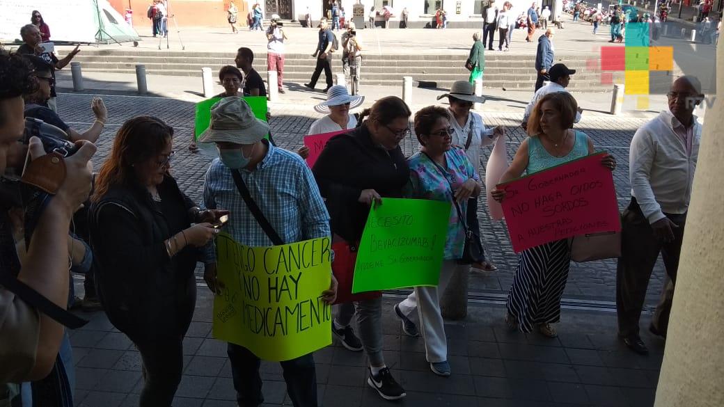 Se manifiestan pacientes con cáncer por falta de medicamentos