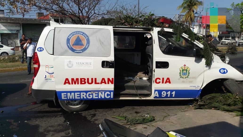Choque de ambulancia deja tres heridos en Veracruz