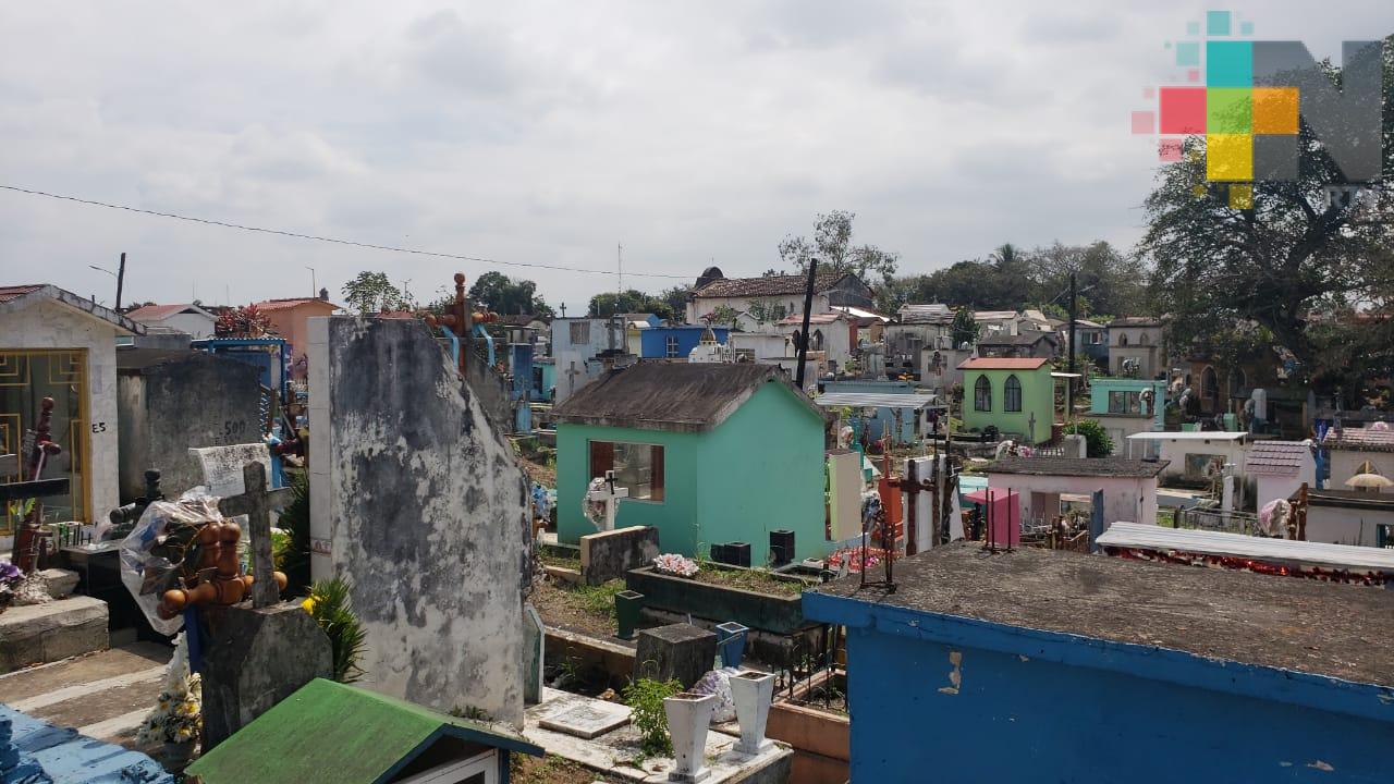 Adelantan trabajos de mantenimiento en panteones de Tuxpan