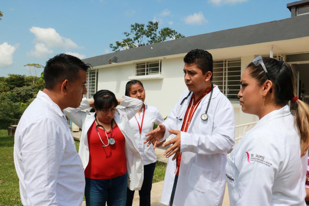 Da las gracias por el apoyo al Centro de Salud Rural de Santiago Sochiapan