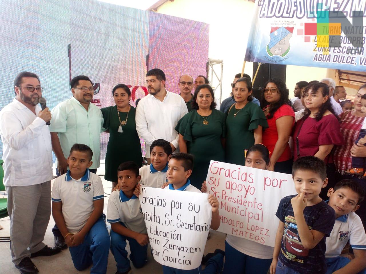 Entregan apoyos del programa Juntos por la Educación en el municipio de Agua Dulce